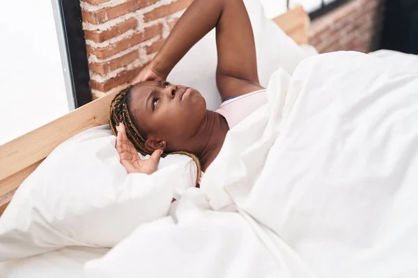 Африканская Американка Напряжена Лежа Кровати Спальне — стоковое фото