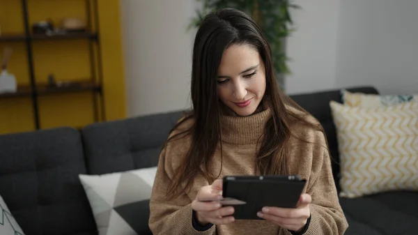 Krásná Hispánská Žena Dělá Online Nakupování Tabletem Doma — Stock fotografie