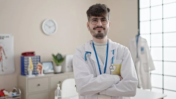 Mladý Hispánec Lékař Usmívá Sebevědomě Stojí Zkříženýma Rukama Klinice — Stock fotografie
