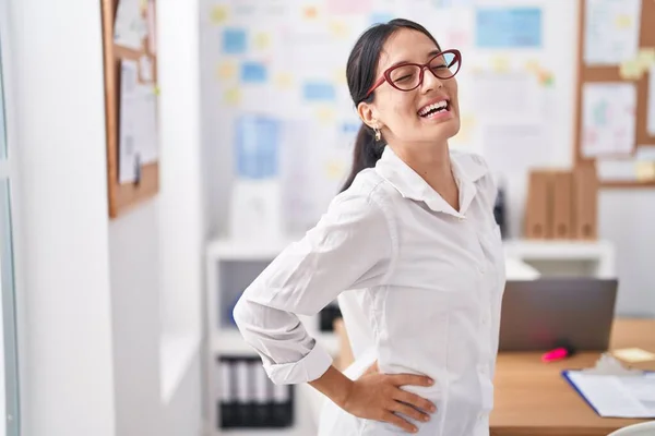 Young Beautiful Hispanic Woman Business Worker Smiling Confident Standing Office — ストック写真