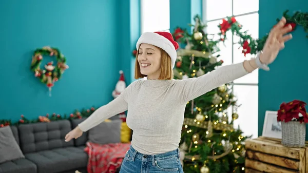 Genç Sarışın Kadın Noel Kutluyor Evde Dans Ediyor — Stok fotoğraf