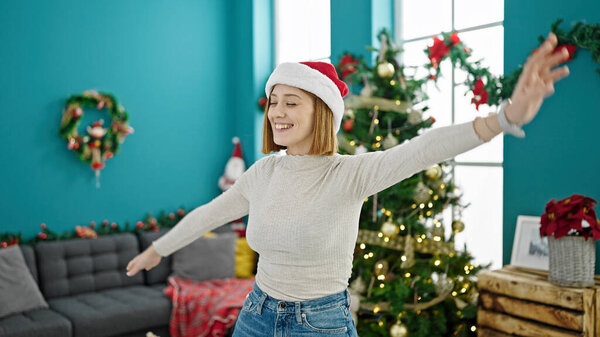 Молодая блондинка празднует Рождество дома