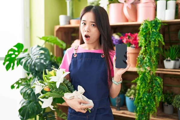 Jovem Chinesa Trabalhando Florista Loja Mostrando Tela Smartphone Face Choque — Fotografia de Stock