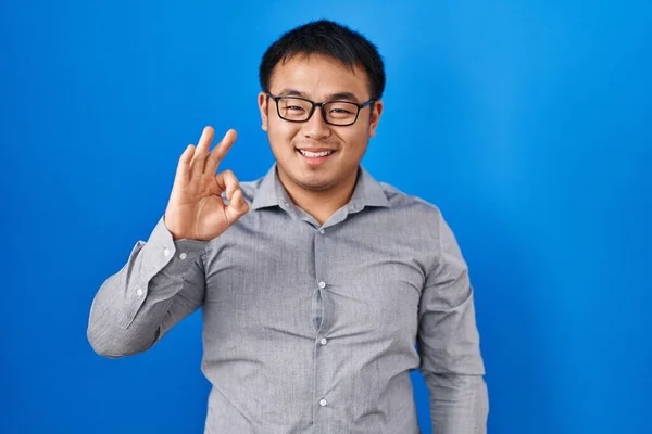 Young Chinese Man Standing Blue Background Showing Pointing Fingers Number — Stock Photo, Image