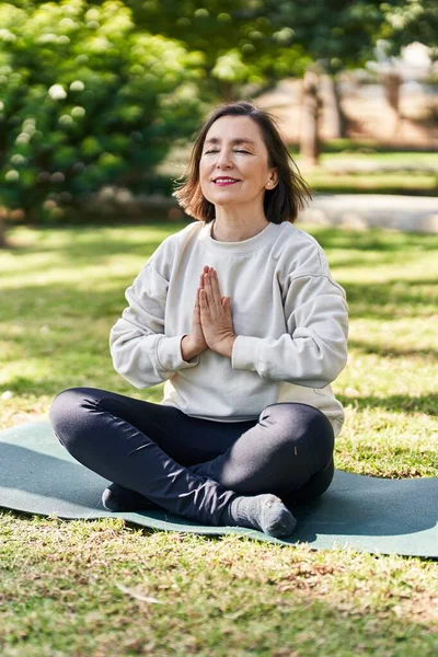 Orta Yaşlı Kadın Parkta Kendine Güvenen Yoga Eğitimi Alırken Gülümsüyor — Stok fotoğraf