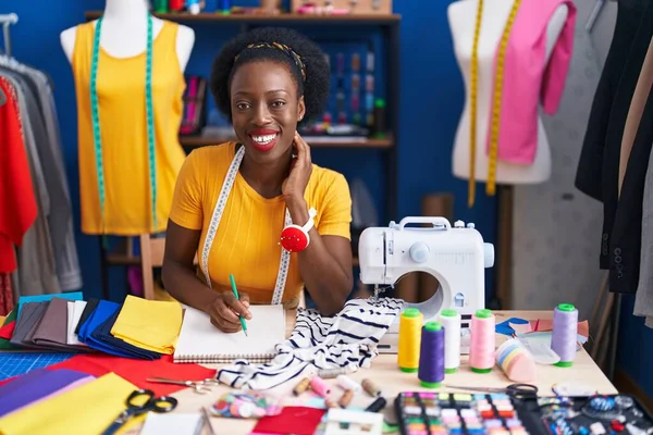 Mulher Afro Americana Alfaiate Sorrindo Escrita Confiante Notebook Estúdio Costura — Fotografia de Stock