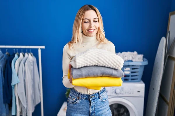 Ung Blond Kvinna Ler Säker Hålla Vikta Kläder Tvättstugan — Stockfoto