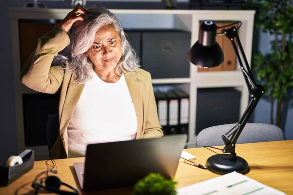Mujer Mediana Edad Con Trabajo Pelo Gris Usando Computadora Portátil —  Fotos de Stock