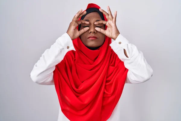 Junge Araberin Mit Traditionellem Islamischen Hijab Schal Die Versucht Die — Stockfoto