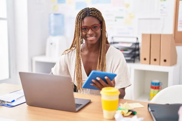 Африканская Американка Бизнес Работница Помощью Тачпада Ноутбука Офисе — стоковое фото