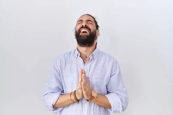 Homem Hispânico Com Barba Vestindo Camisa Casual Implorando Orando Com — Fotografia de Stock