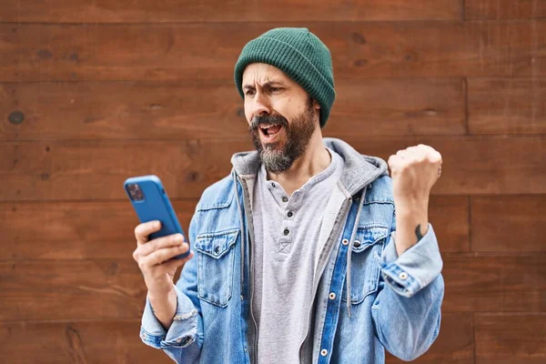 Jonge Spaanse Man Met Behulp Van Smartphone Schreeuwen Trots Vieren — Stockfoto