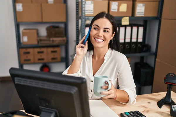 Genç Güzel Spanyol Bir Kadın Adamı Akıllı Telefondan Konuşuyor Ofiste — Stok fotoğraf