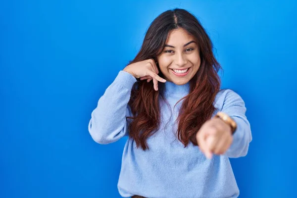 Hispanic Young Woman Standing Blue Background Smiling Doing Talking Telephone — Stock Photo, Image