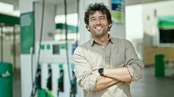 Jovem Hispânico Sorrindo Confiante Com Braços Cruzados Gesto Posto Gasolina — Fotografia de Stock