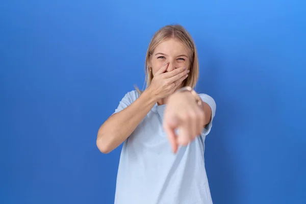 Mladá Běloška Neformálním Modrém Tričku Směje Ukazuje Prstem Kameru Rukou — Stock fotografie