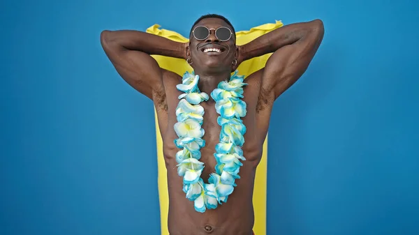African American Man Tourist Standing Shirtless Wearing Hawaiian Lei Float — Stock Photo, Image