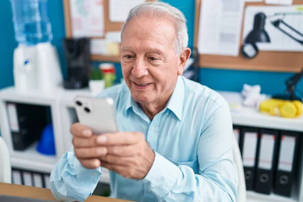 Trabajador Negocios Hombre Pelo Gris Mediana Edad Usando Teléfono Inteligente — Foto de Stock