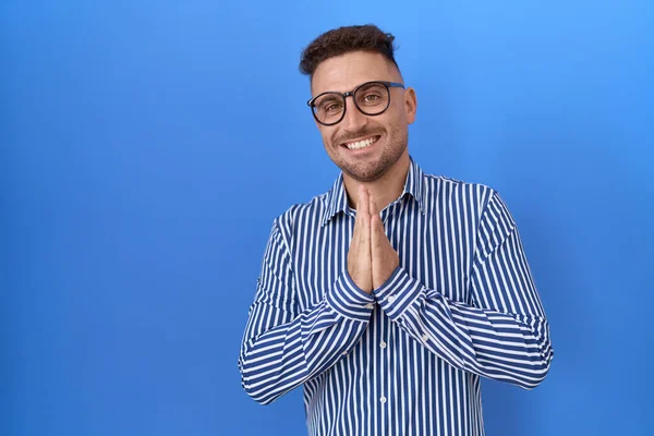 Homem Hispânico Com Barba Vestindo Óculos Orando Com Mãos Juntas — Fotografia de Stock