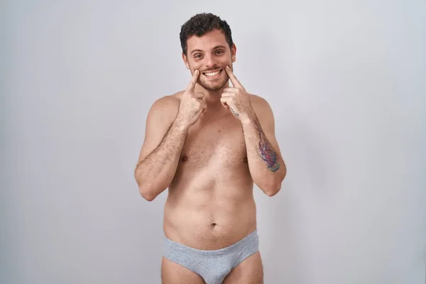 Ung Latinamerikansk Man Står Tröjlös Klädd Underkläder Leende Med Öppen — Stockfoto