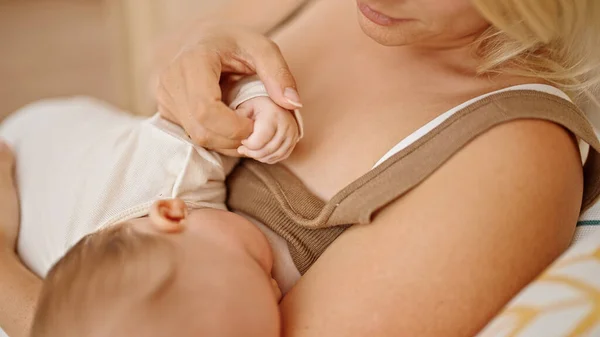 Moeder Dochter Zitten Bed Borstvoeding Baby Slaapkamer — Stockfoto