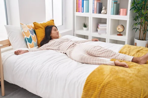 Jeune Belle Femme Hispanique Couchée Sur Lit Dormant Dans Chambre — Photo
