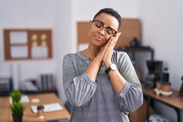 Mujer Afroamericana Trabajando Oficina Con Gafas Durmiendo Cansada Soñando Posando — Foto de Stock