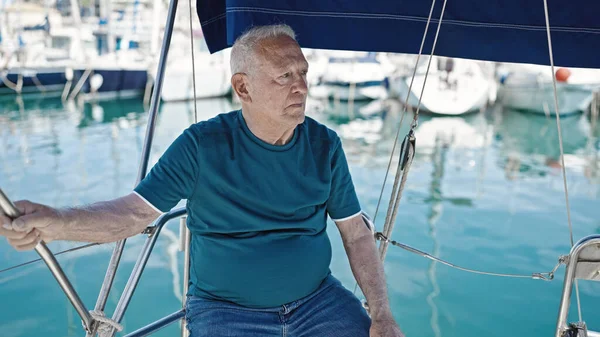 Senior Uomo Dai Capelli Grigi Piedi Con Espressione Rilassata Barca — Foto Stock