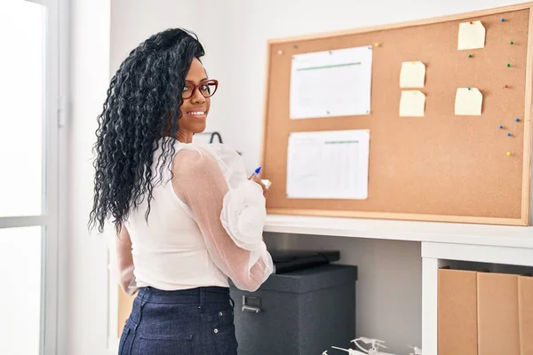 African American Woman Business Worker Writing Cork Board Office — стоковое фото