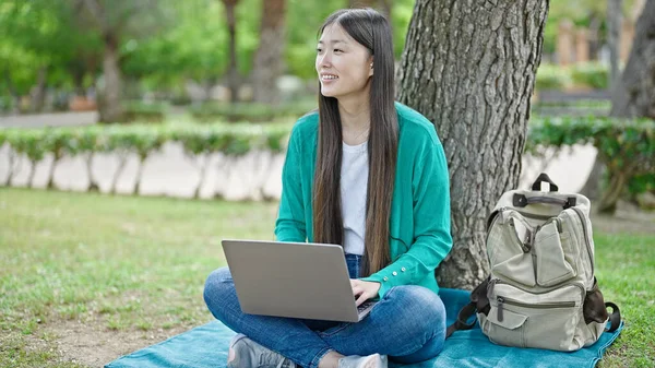 Junge Chinesin Sitzt Mit Laptop Auf Fußboden Park — Stockfoto