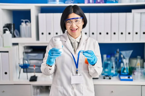 Jeune Femme Asiatique Travaillant Laboratoire Scientifique Souriant Riant Dur Haute — Photo