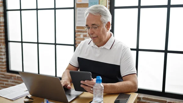 Μεσήλικας Γκρίζα Μαλλιά Εργαζόμενος Επιχείρηση Χρησιμοποιώντας Touchpad Και Φορητό Υπολογιστή — Φωτογραφία Αρχείου