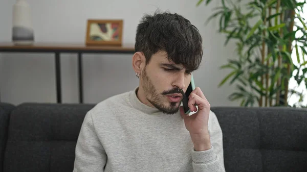 Ung Latinamerikansk Man Pratar Smartphone Upprörd Hemma — Stockfoto