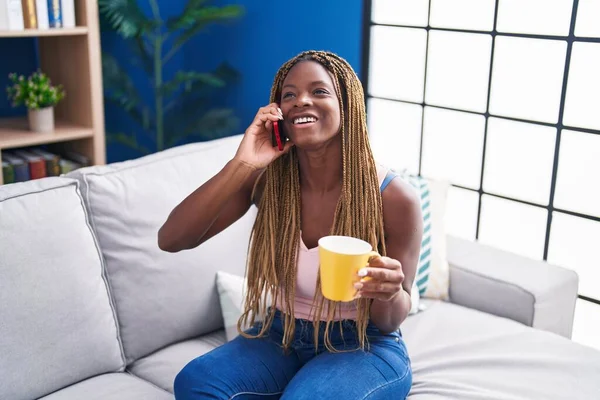 Africano Americano Mulher Falando Smartphone Beber Café Casa — Fotografia de Stock