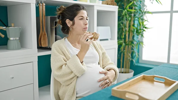 Mladá Těhotná Žena Jíst Sendvič Dotýkat Břicho Jídelně — Stock fotografie