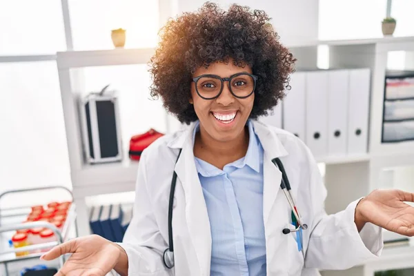 African American Woman Doctor Smiling Confident Speaking Clinic — Stockfoto
