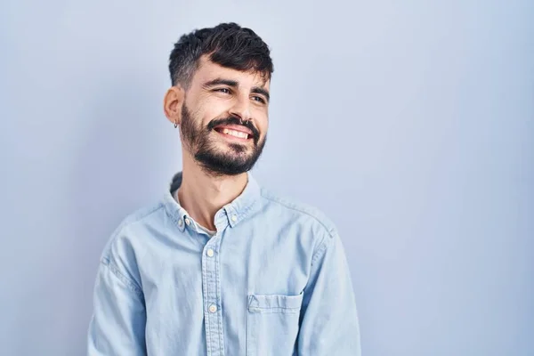Homem Hispânico Jovem Com Barba Sobre Fundo Azul Olhando Para — Fotografia de Stock