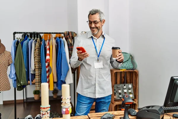 Moyen Âge Homme Aux Cheveux Gris Boutique Assistant Utilisant Smartphone — Photo
