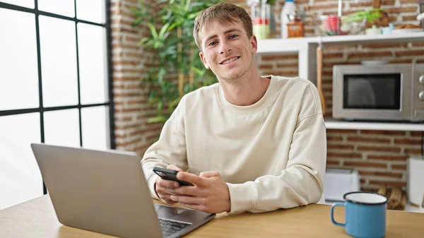 Giovane Uomo Caucasico Utilizzando Laptop Smartphone Nella Sala Pranzo — Foto Stock