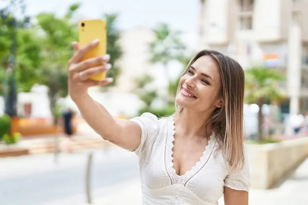 Jovem Caucasiana Sorrindo Confiante Fazendo Selfie Pelo Smartphone Rua — Fotografia de Stock