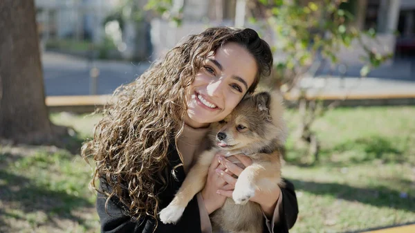 Mujer Hispana Joven Con Perro Sonriendo Confiado Sentado Banco Parque —  Fotos de Stock