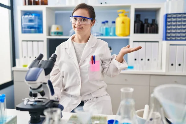 Sendromlu Spanyol Kız Bilim Adamı Laboratuarında Çalışıyor Gülümsüyor Avucunun Içi — Stok fotoğraf