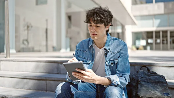 Joven Estudiante Hispano Usando Touchpad Sentado Las Escaleras Universidad —  Fotos de Stock