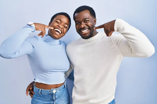 Mladý Africký Americký Pár Stojící Nad Modrým Pozadím Veselým Úsměvem — Stock fotografie