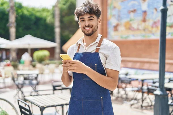Jovem Árabe Homem Garçom Usando Smartphone Trabalhando Restaurante — Fotografia de Stock