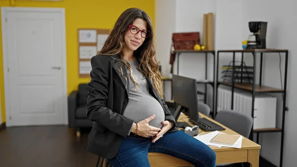 Mladá Těhotná Žena Obchodní Pracovník Nosí Brýle Dotýkající Břicha Kanceláři — Stock fotografie