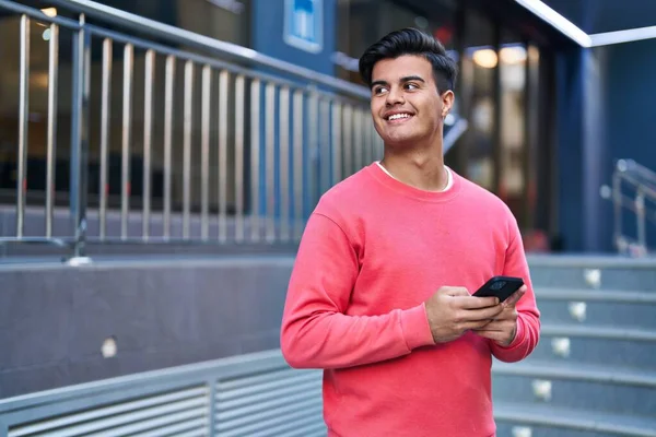 Joven Hombre Hispano Sonriendo Confiado Usando Smartphone Calle —  Fotos de Stock