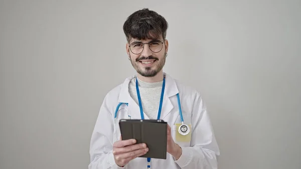 Νεαρός Ισπανόφωνος Γιατρός Χρησιμοποιώντας Touchpad Πάνω Από Απομονωμένο Λευκό Φόντο — Φωτογραφία Αρχείου