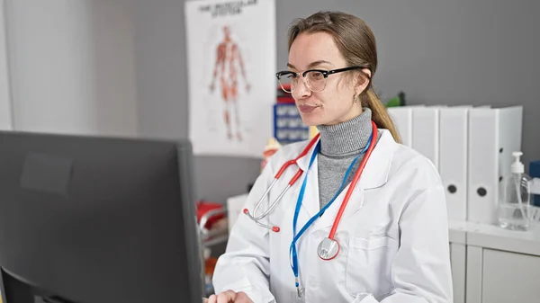Young Caucasian Woman Doctor Using Computer Working Clinic — Stock Photo, Image