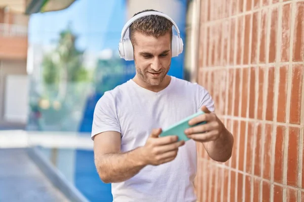 Young Caucasian Man Smiling Confident Playing Video Game Street — Foto de Stock